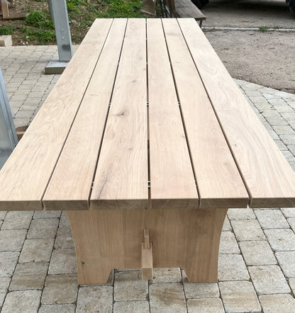 Gartentisch Eiche massiv mit Quersteg und Verkeilung, Länge 2,20m